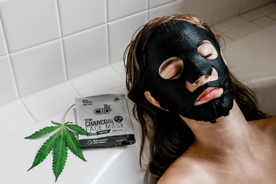 The bathtub woman wears a black mask
